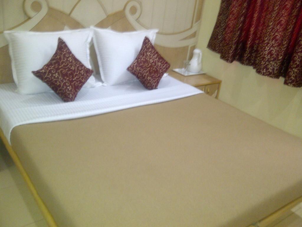 Om Sai Palace Otel Pune Oda fotoğraf