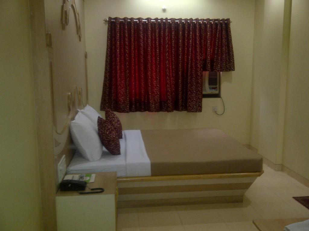 Om Sai Palace Otel Pune Oda fotoğraf